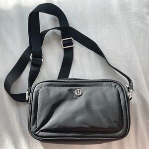 Lululemon Crossbody Camera Bag 2L Black
